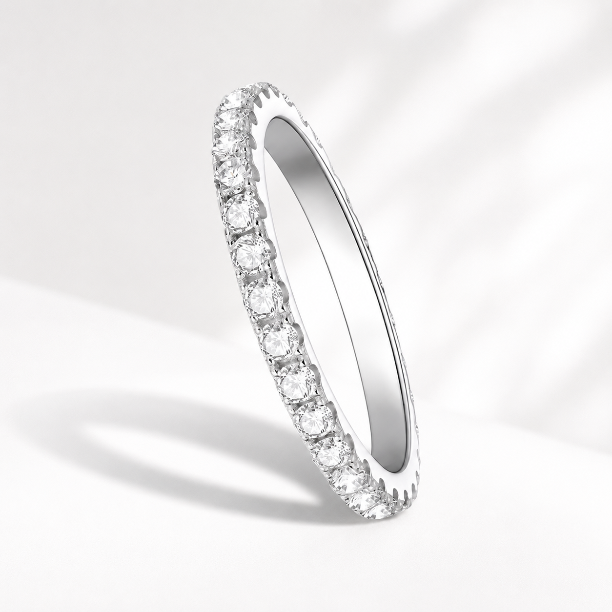 Anel Meia Aliança Moissanite 2mm Prata 925 Ouro Branco 18K — Certificado GRA