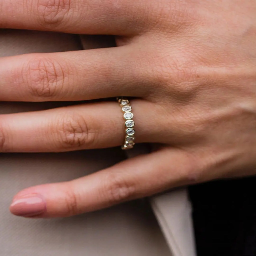 Meia aliança de moissanite em prata 925 - acabamento delicado