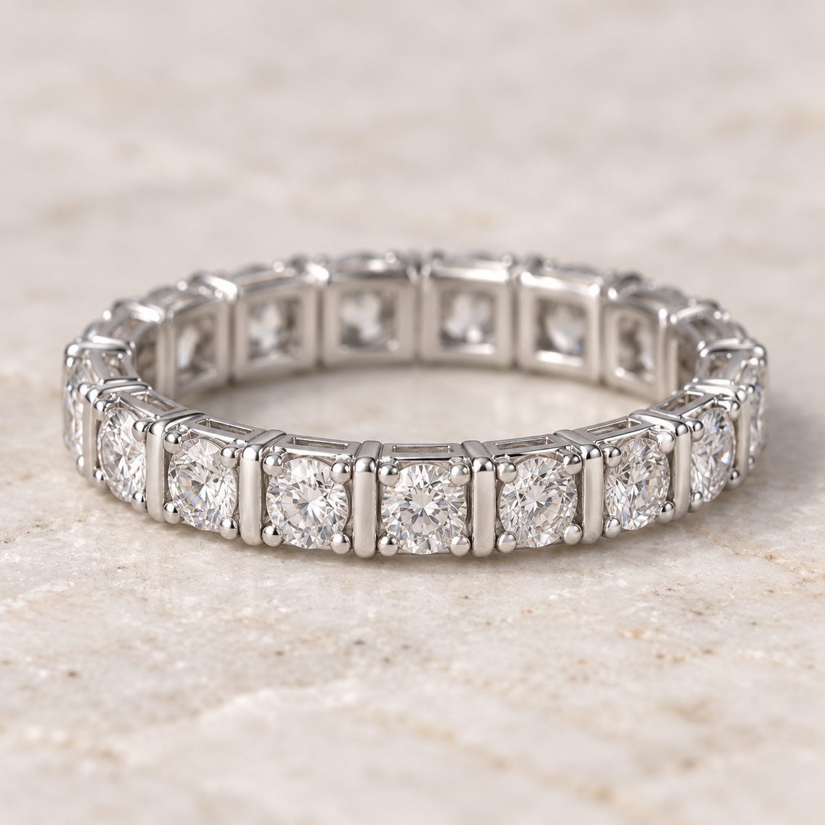Detalhe macro da Aliança Riviera com Moissanite em Prata 925