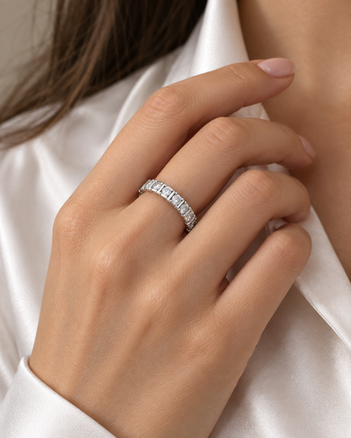 Aliança Riviera com Moissanite em Prata 925 na mão de modelo
