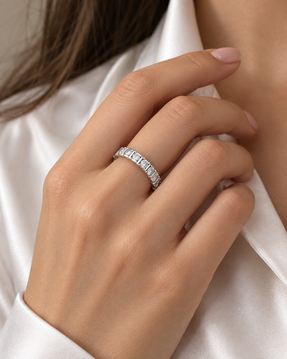 Aliança Riviera com Moissanite em Prata 925 na mão de modelo