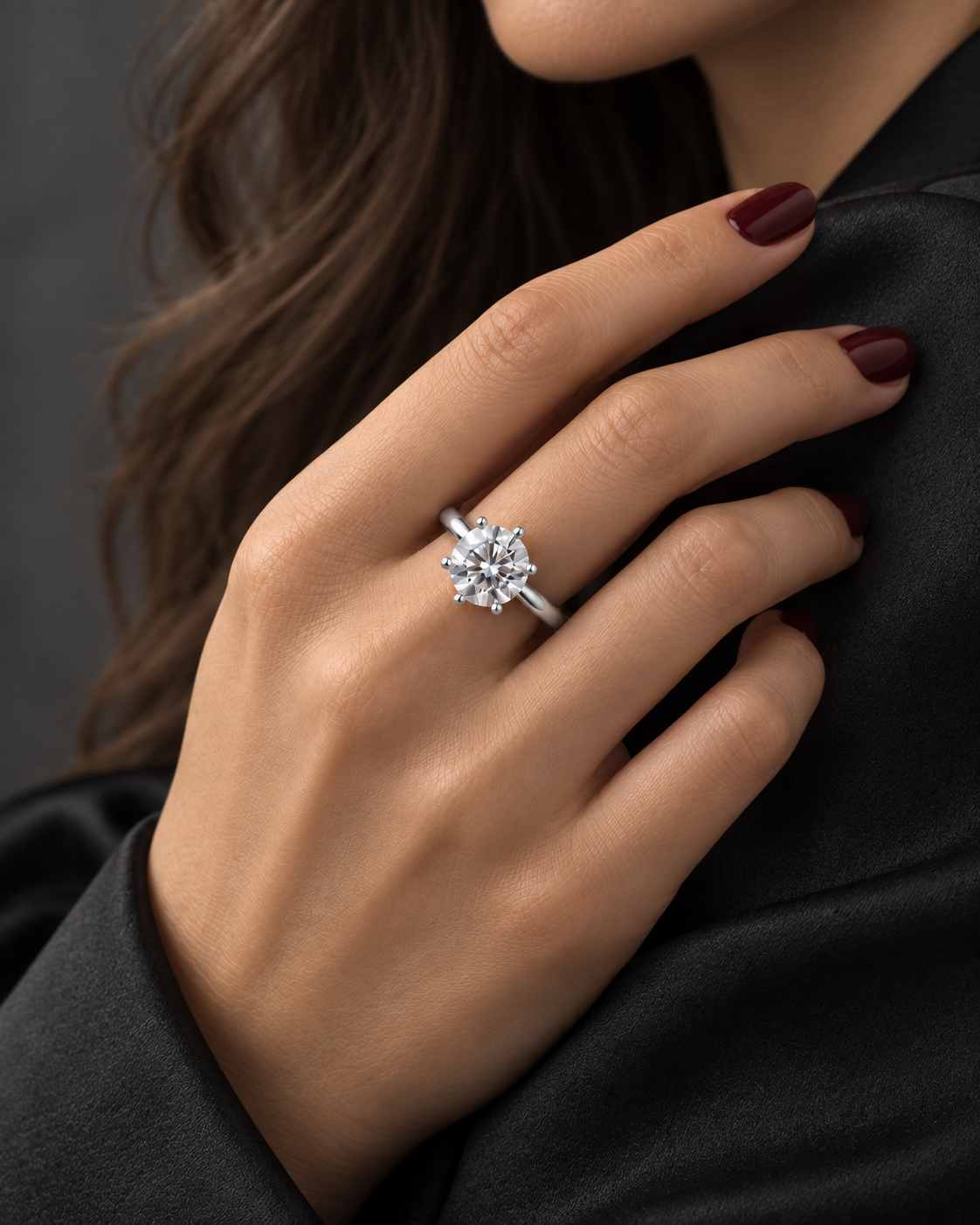 Anel Solitário Moissanite 6 Pinos 10 Quilates na mão de modelo