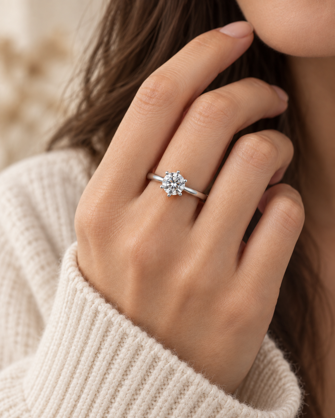 Anel Solitário Moissanite 6 Pinos 1 Quilate na mão de modelo