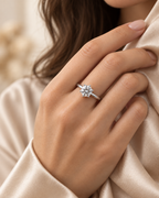 Anel Solitário Moissanite 6 Pinos 2 Quilates na mão de modelo