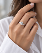 Anel Solitário Moissanite 6 Pinos 3 Quilates na mão de modelo