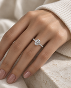 Anel Solitário Oval Moissanite 2 Quilates na mão de modelo