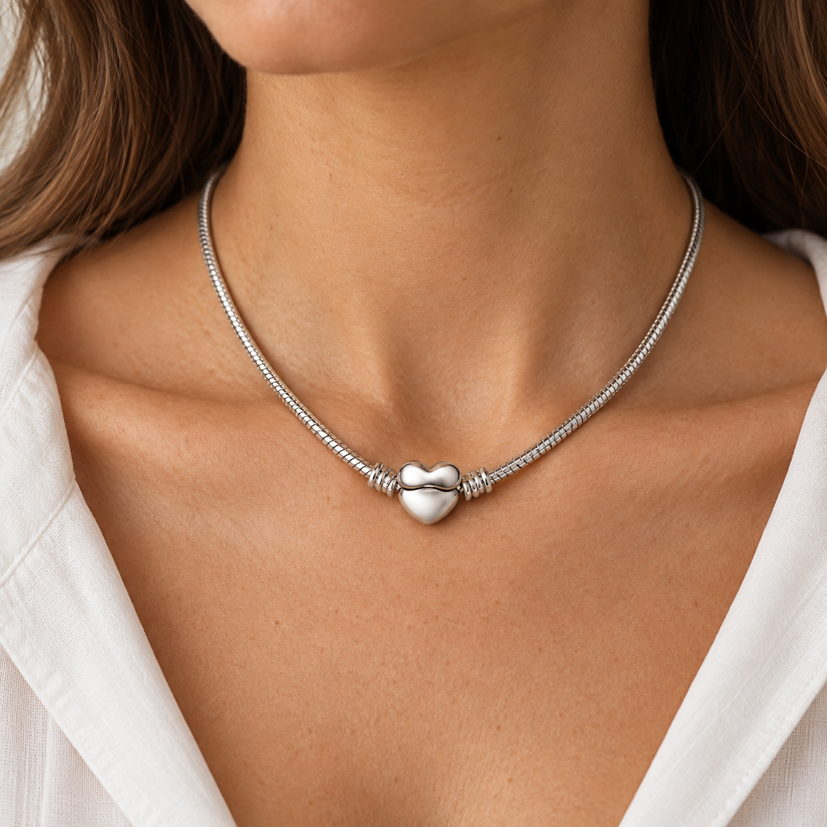 Colar Choker Coração em Prata 925 no colo