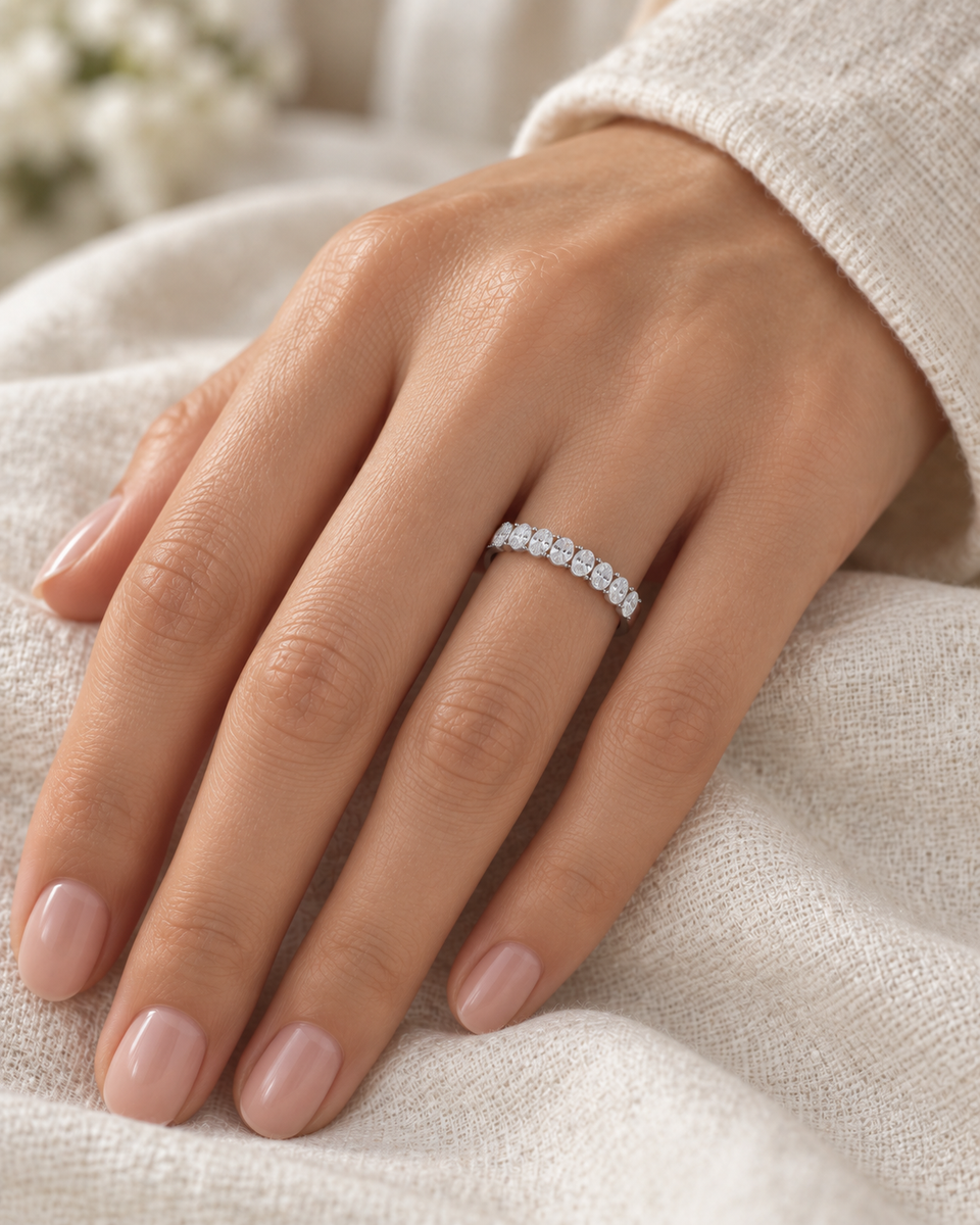 Meia Aliança de Moissanite Oval 3x2 mm em Prata 925 na mão de modelo
